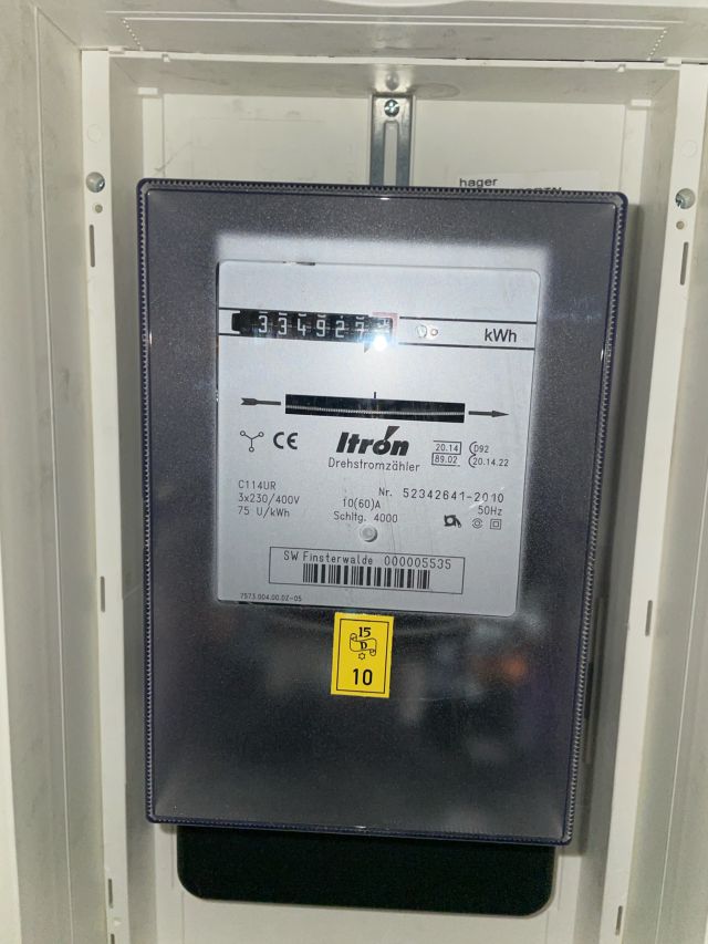 Ein Stromzähler zeigt den erzeugten Strom aus einer Photovoltaikanlage