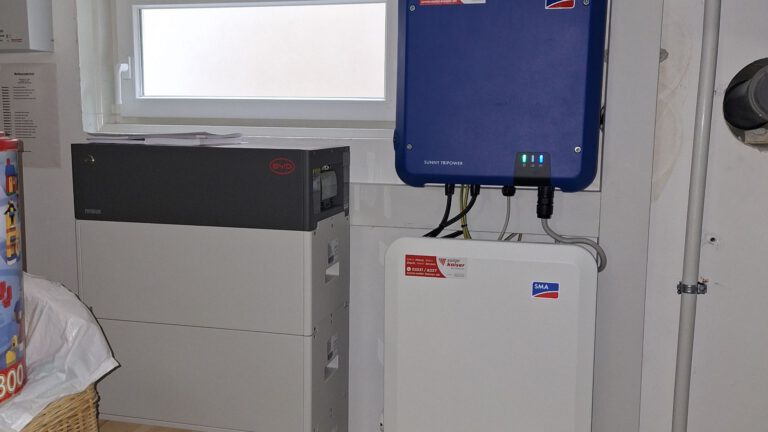 Wechselrichter und Stromspeicher im keller